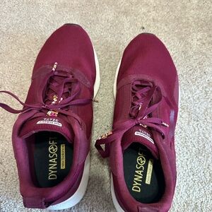 New balance dynaoft 8.5 burgundy sneakers